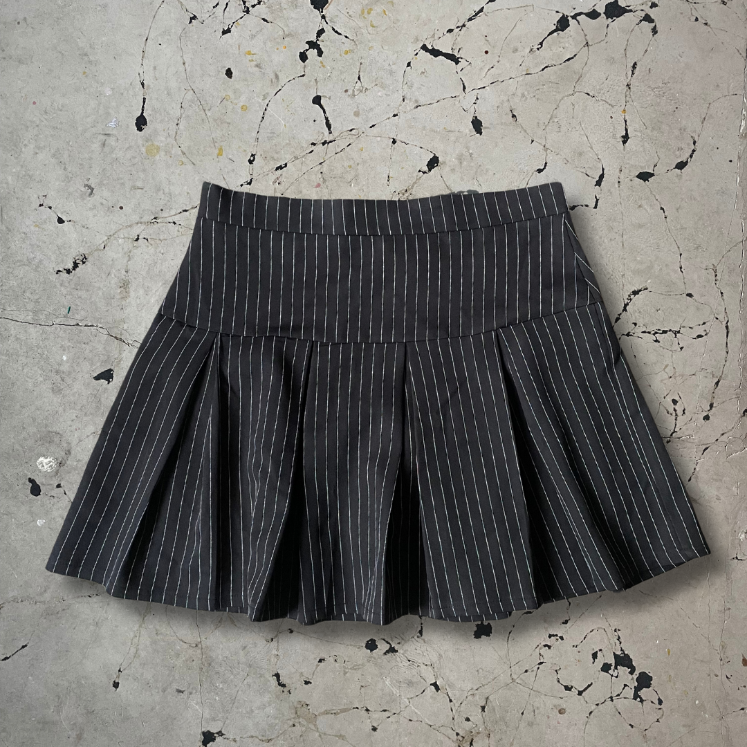 Vintage y2k 00s Black Pinstripe Pleated Mini Skirt